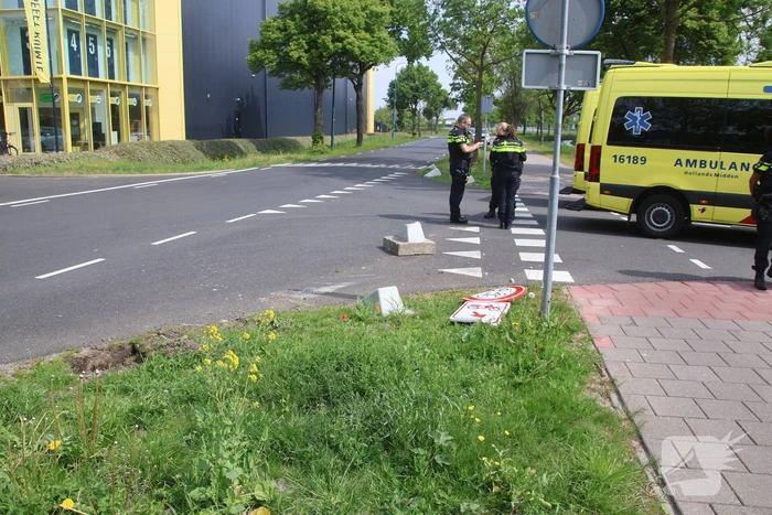 Omstanders halen inzittenden uit te water geraakt voertuig