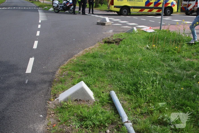 Omstanders halen inzittenden uit te water geraakt voertuig