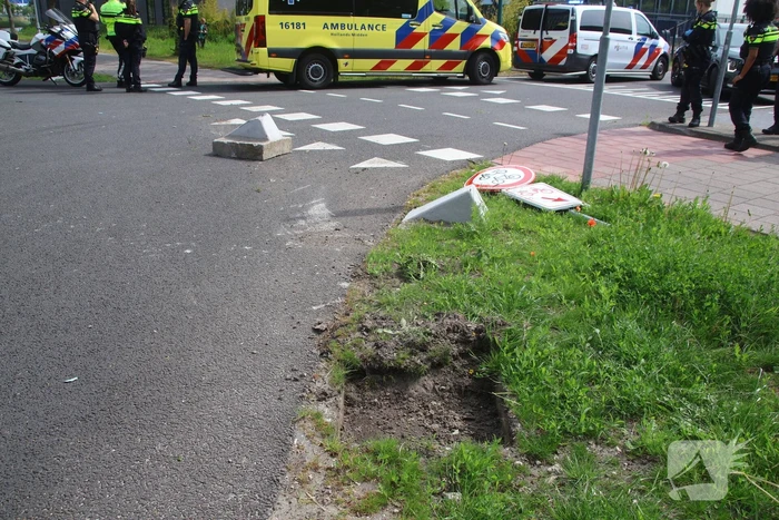 Omstanders halen inzittenden uit te water geraakt voertuig