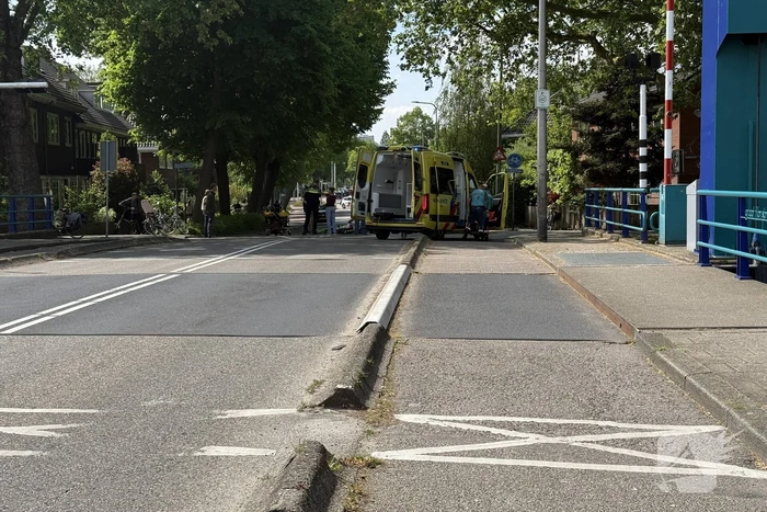 Fietser met spoed naar ziekenhuis na aanrijding