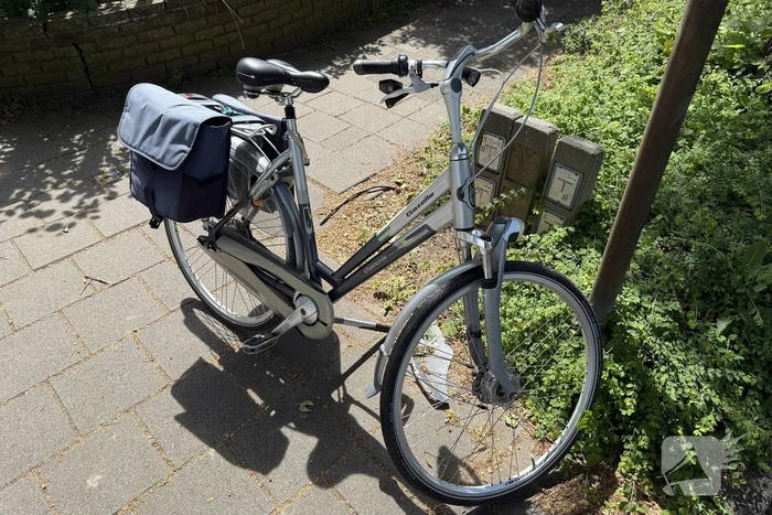 Fietser met spoed naar ziekenhuis na aanrijding