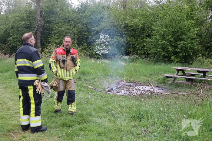 Brandende takken geblust door brandweer