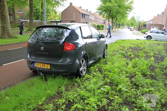Auto botst in flank en draait om na ongeval