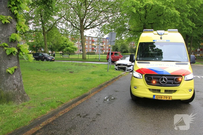 Auto botst in flank en draait om na ongeval