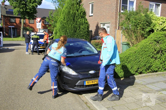 Fietsster gewond na aanrijding met auto