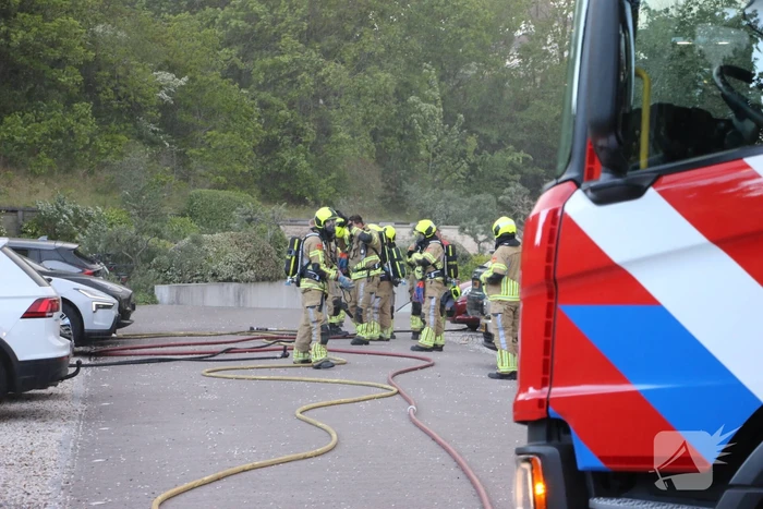 Drie elektrische voertuigen in brand op parkeerplaats
