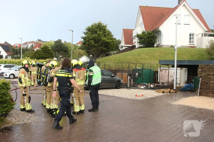 Drie elektrische voertuigen in brand op parkeerplaats