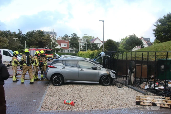 Drie elektrische voertuigen in brand op parkeerplaats