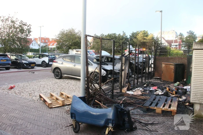 Drie elektrische voertuigen in brand op parkeerplaats
