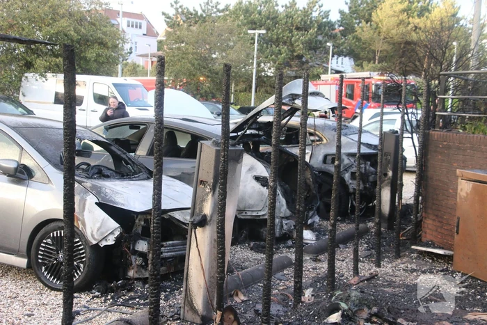 Drie elektrische voertuigen in brand op parkeerplaats