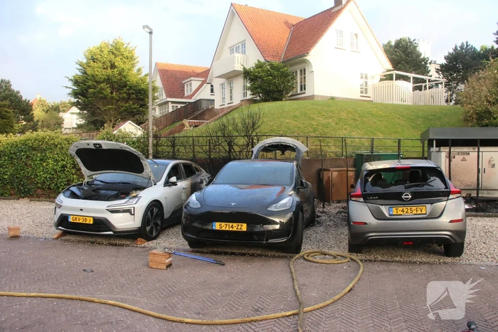 Drie elektrische voertuigen in brand op parkeerplaats