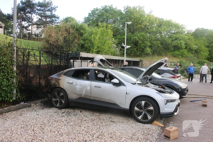 Drie elektrische voertuigen in brand op parkeerplaats