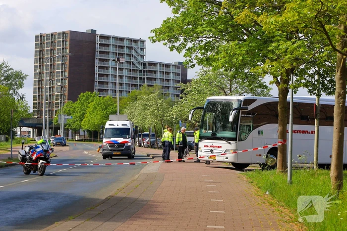 Chauffeur aangehouden nadat fiets onder touringcar belandt