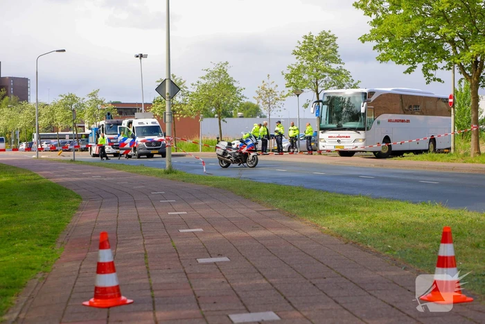 Chauffeur aangehouden nadat fiets onder touringcar belandt