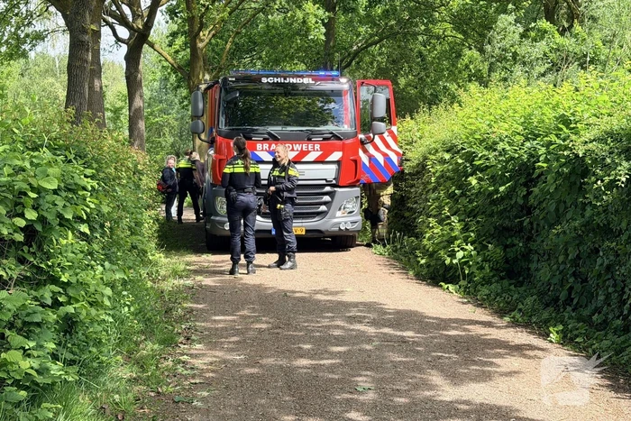 Buitenbrand in houtopslag leidt tot rookontwikkeling