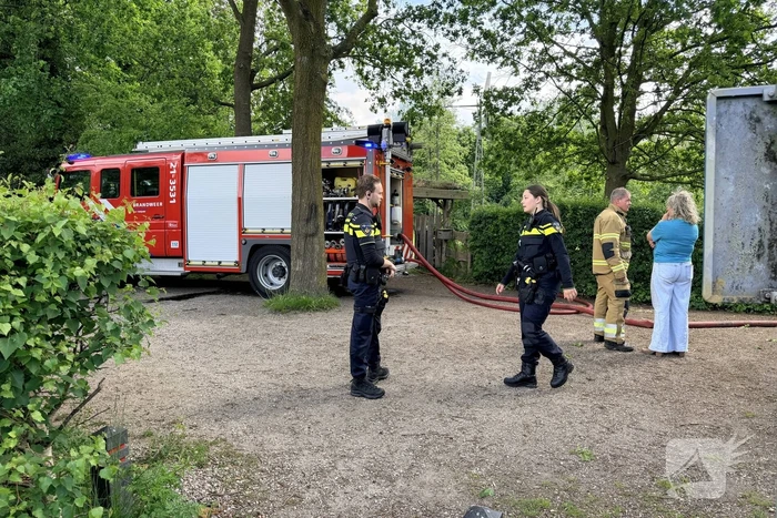Buitenbrand in houtopslag leidt tot rookontwikkeling