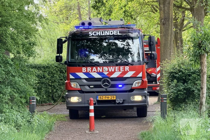 Buitenbrand in houtopslag leidt tot rookontwikkeling