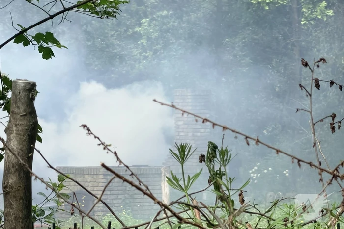 Buitenbrand in houtopslag leidt tot rookontwikkeling