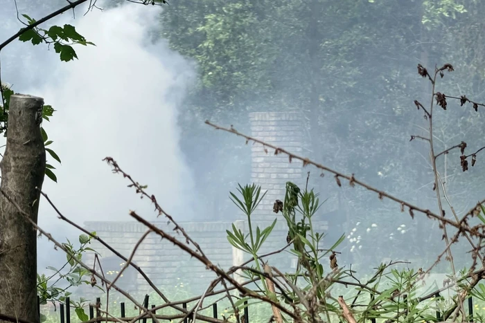 Buitenbrand in houtopslag leidt tot rookontwikkeling