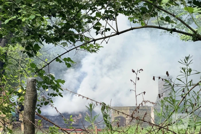 Buitenbrand in houtopslag leidt tot rookontwikkeling