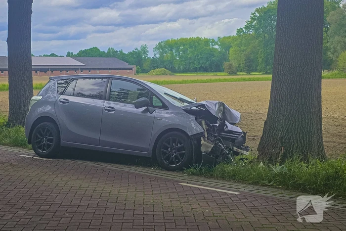Auto botst frontaal tegen boom twee gewonden