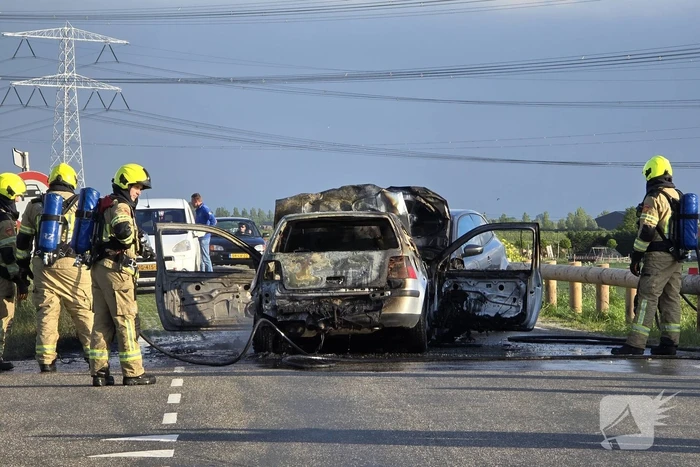 Auto's vliegen in brand na frontale botsing