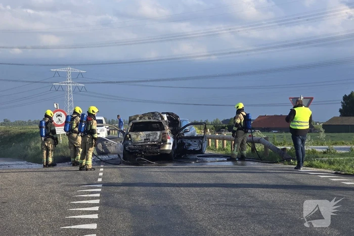 Auto's vliegen in brand na frontale botsing