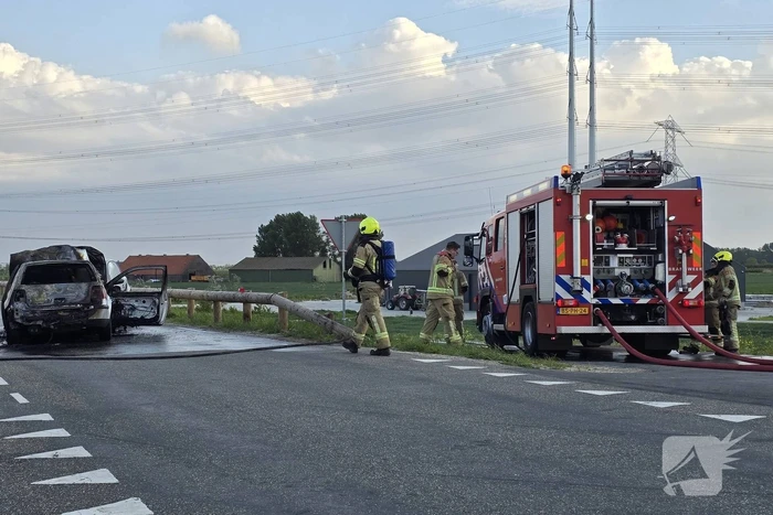 Auto's vliegen in brand na frontale botsing