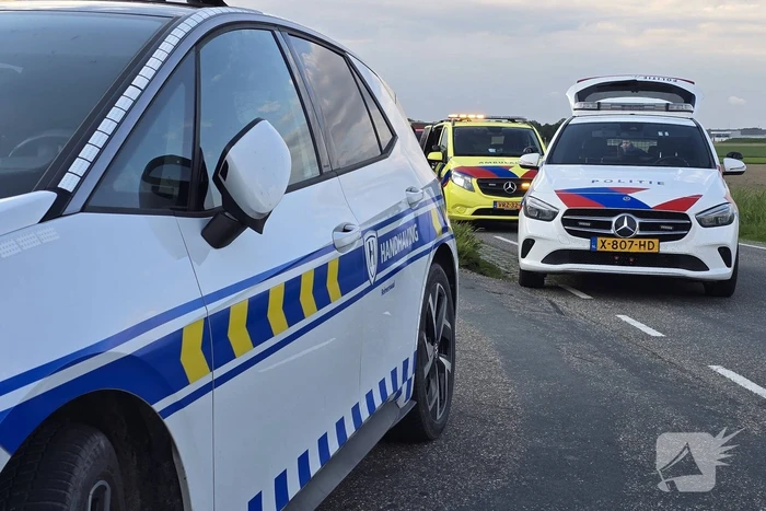 Auto's vliegen in brand na frontale botsing