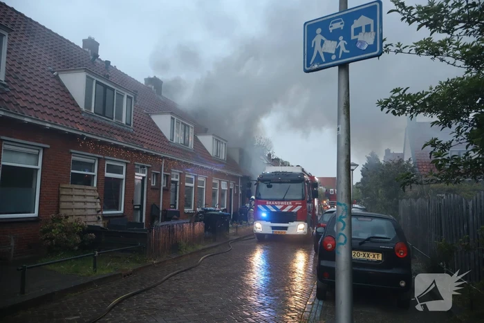 Bewoner ontsnapt via dak aan uitslaande brand