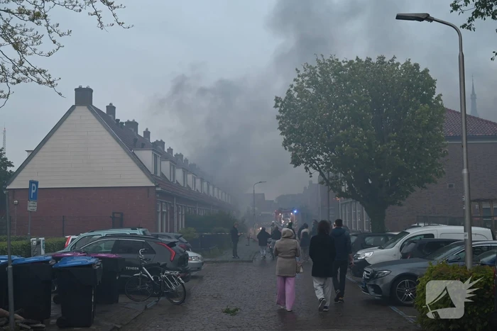 Bewoner ontsnapt via dak aan uitslaande brand