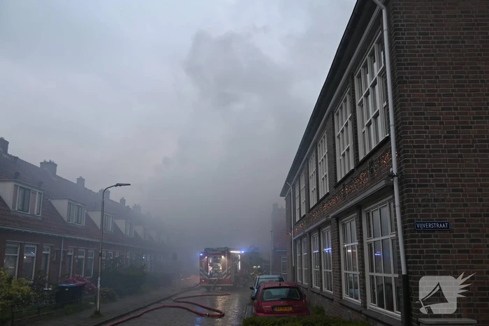 Bewoner ontsnapt via dak aan uitslaande brand