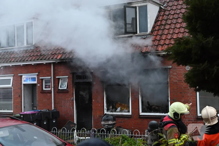 Bewoner ontsnapt via dak aan uitslaande brand