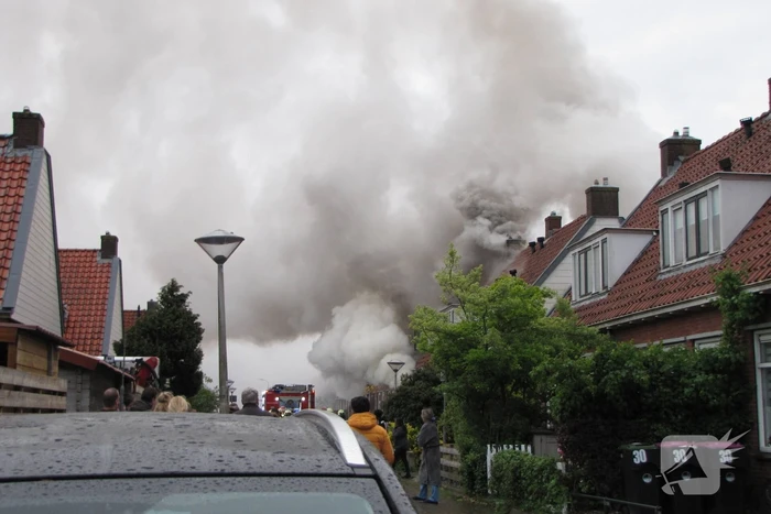 Bewoner ontsnapt via dak aan uitslaande brand
