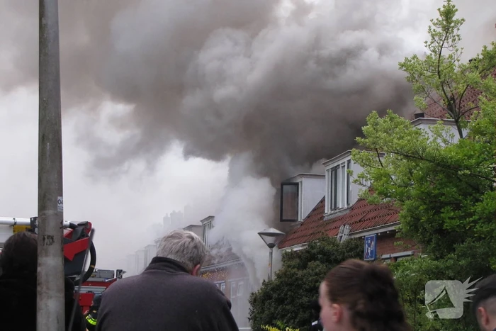 Bewoner ontsnapt via dak aan uitslaande brand