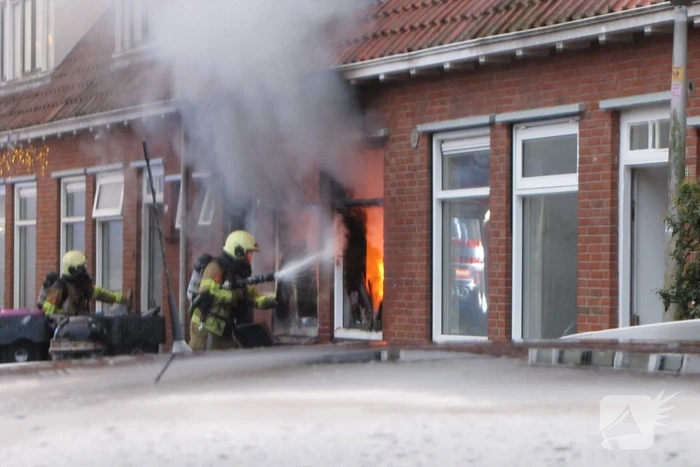 Bewoner ontsnapt via dak aan uitslaande brand