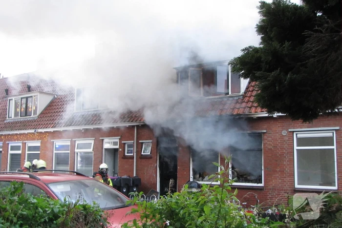 Bewoner ontsnapt via dak aan uitslaande brand