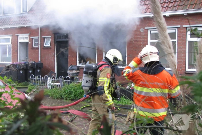 Bewoner ontsnapt via dak aan uitslaande brand