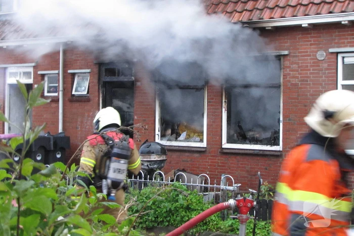 Bewoner ontsnapt via dak aan uitslaande brand