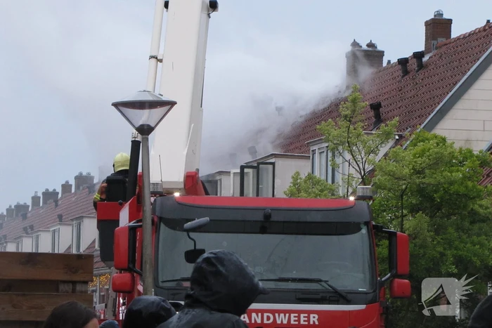Bewoner ontsnapt via dak aan uitslaande brand