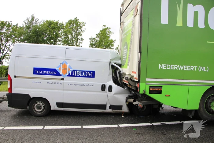 Zware aanrijding tussen bestelbus en vrachtwagen
