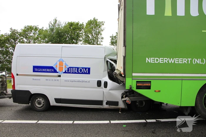 Zware aanrijding tussen bestelbus en vrachtwagen