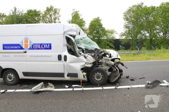 Zware aanrijding tussen bestelbus en vrachtwagen