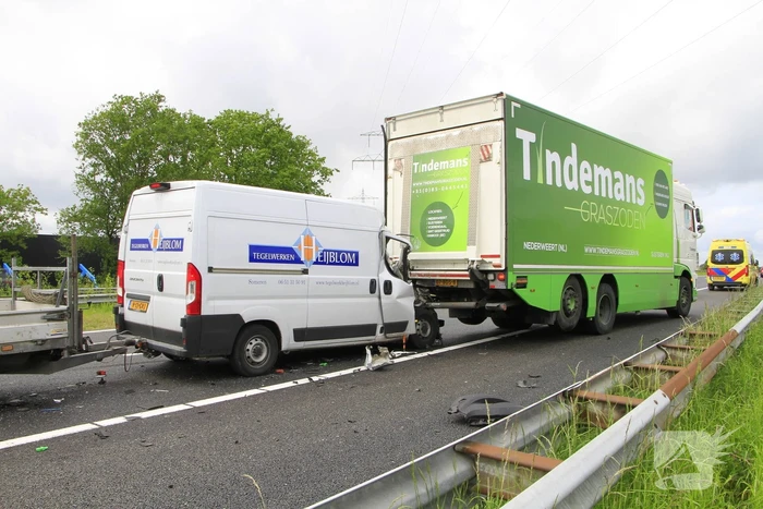 Zware aanrijding tussen bestelbus en vrachtwagen