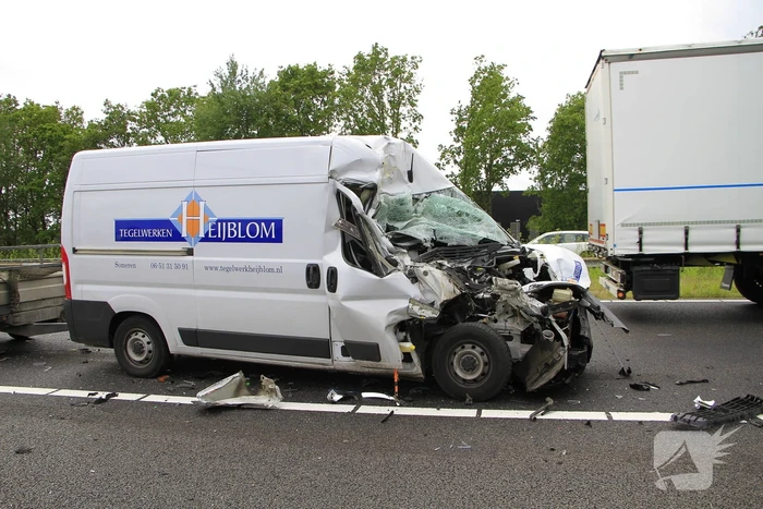 Zware aanrijding tussen bestelbus en vrachtwagen