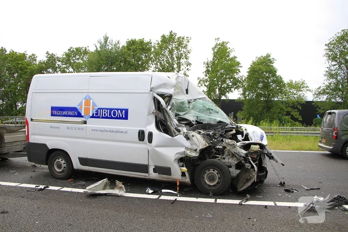 Zware aanrijding tussen bestelbus en vrachtwagen