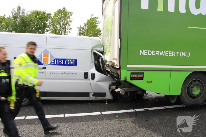 Zware aanrijding tussen bestelbus en vrachtwagen