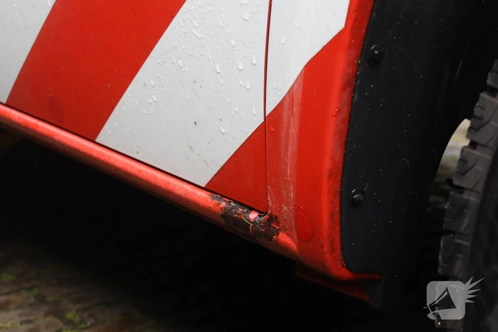 Brandweervoertuig loopt schade op bij inzet