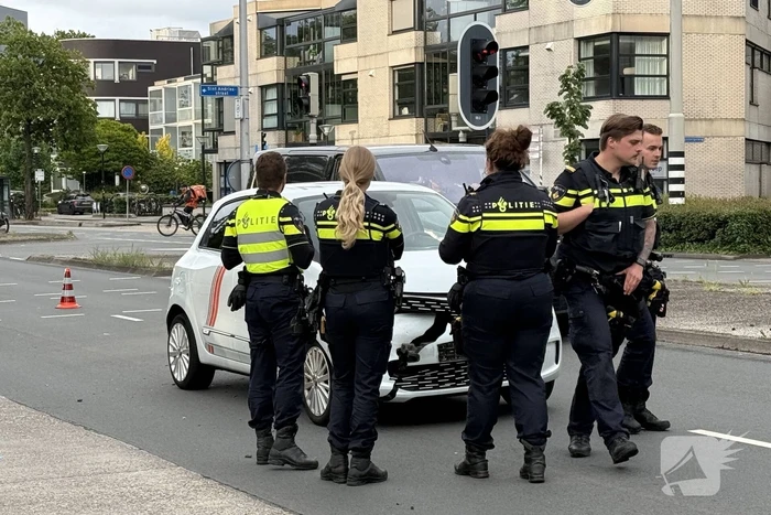 Automobilist botst achterop politieauto