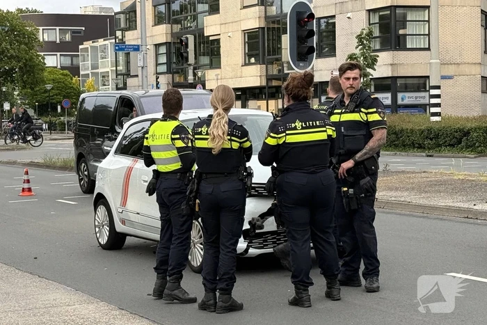 Automobilist botst achterop politieauto